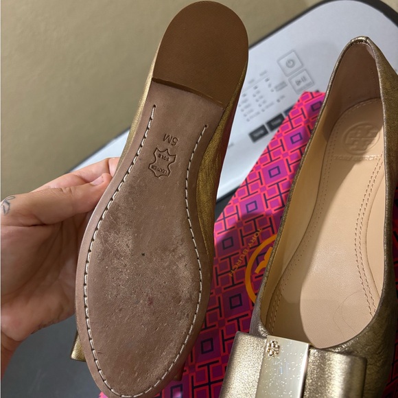 Tory Burch Gold Metallic Platinum Classic Bow Chase Ballet Flats Size 5 - Picture 5 of 10